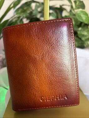Men's Leather Trifold Wallet in Chestnut Brown